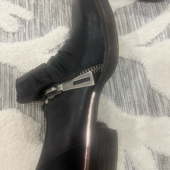 These are like new, worn once. Distressed puckered Oxford - Picture 4 of 5